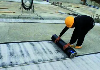 Устройство плоских кровель с применением битумно-полимерных рулонных материалов